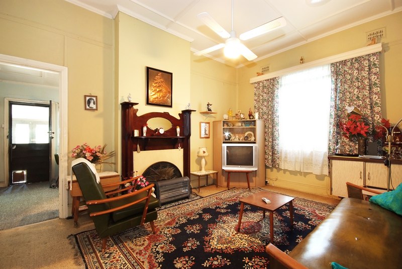 Old Fashioned Cottage Picture 3