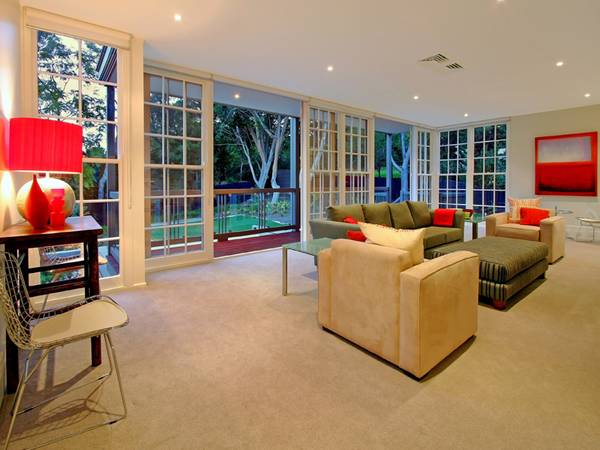 Imposing Modern Residence Picture