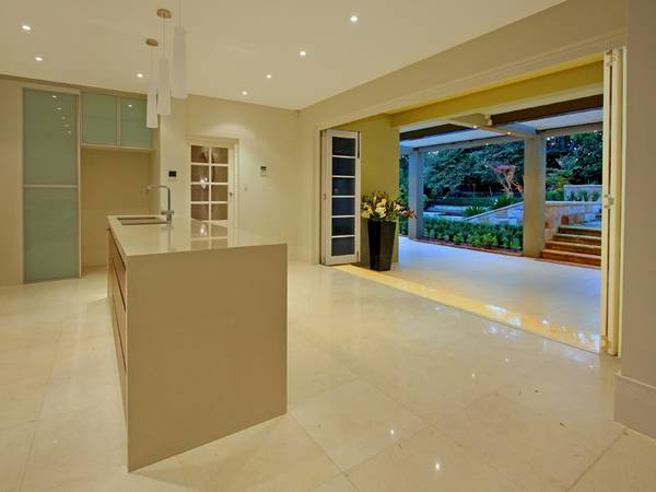 Imposing Modern Residence Picture