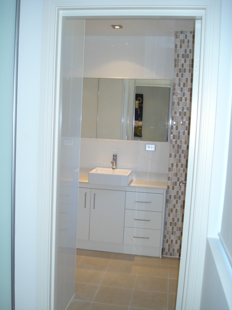 Brand New 3 Bedroom Contemporary Apartment Picture 3