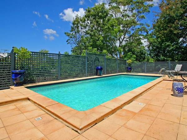 'Berrida' Blue Ribbon Luxury Family Home, Walk Station Picture 2