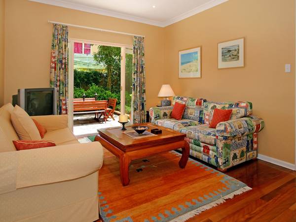 'Berrida' Blue Ribbon Luxury Family Home, Walk Station Picture 3