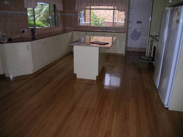 5 BEDROOM HOUSE - WORONORA HEIGHTS Picture 3