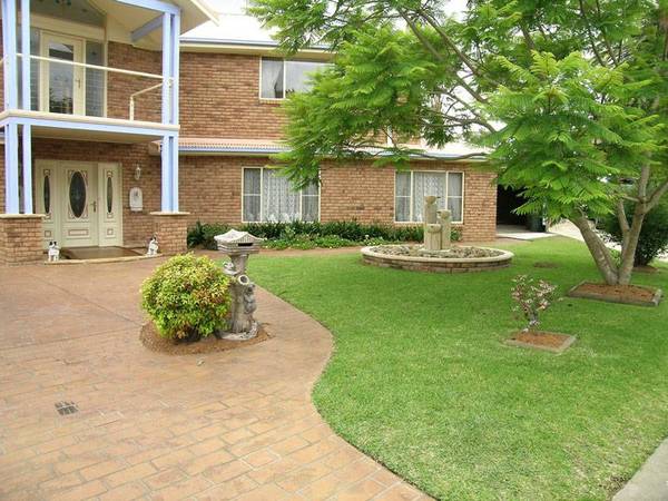 5 BEDROOM HOUSE - WORONORA HEIGHTS Picture 2