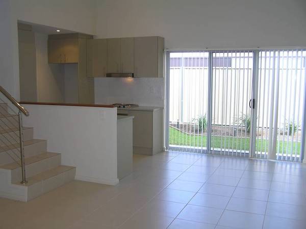 ARCHITECT DESIGNED TOWN HOUSE Picture 3