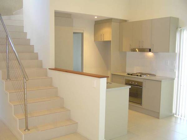 ARCHITECT DESIGNED TOWN HOUSE Picture 2