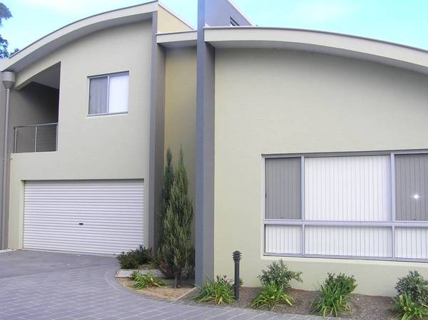 ARCHITECT DESIGNED TOWN HOUSE Picture 1