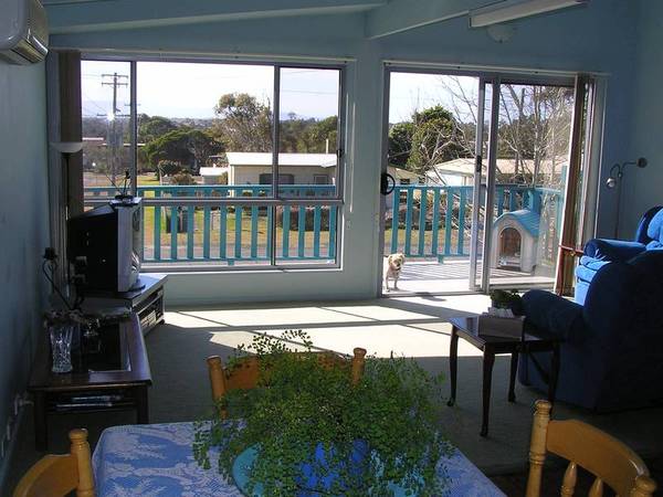 GREAT LOCATION - SPACIOUS HOME Picture