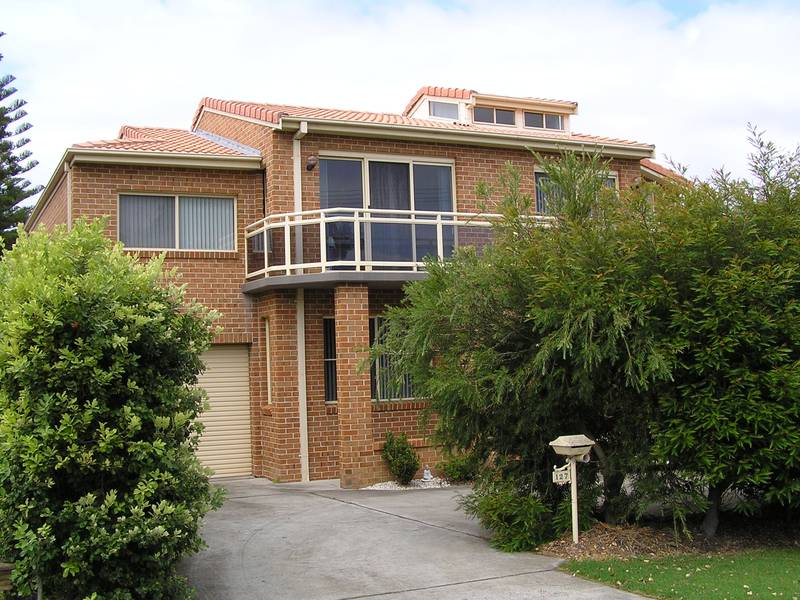 EXCELLENT LOCATION...UNIQUE DESIGN Picture