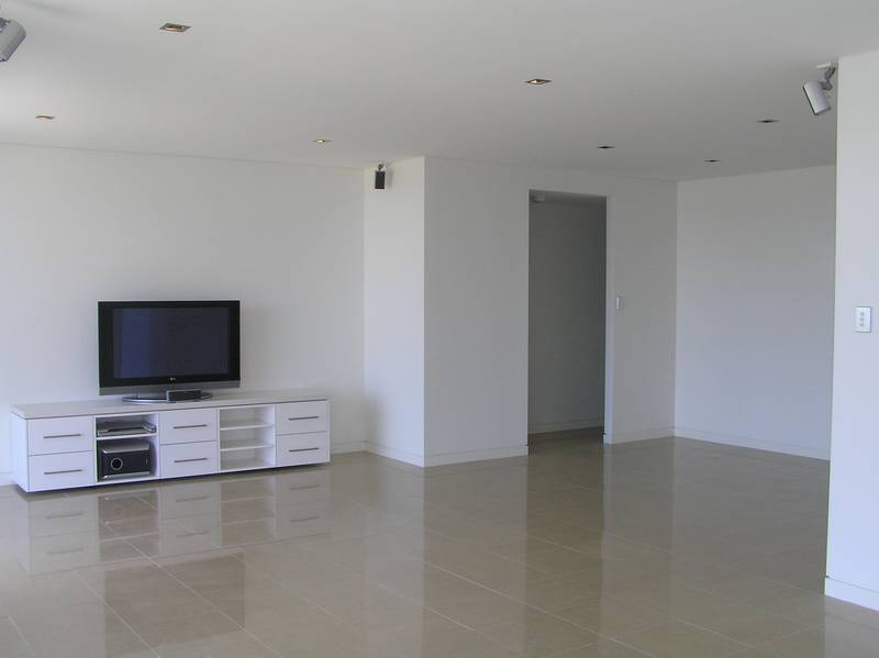 LUXURIOUS BEACH SIDE APARTMENTS Picture 2