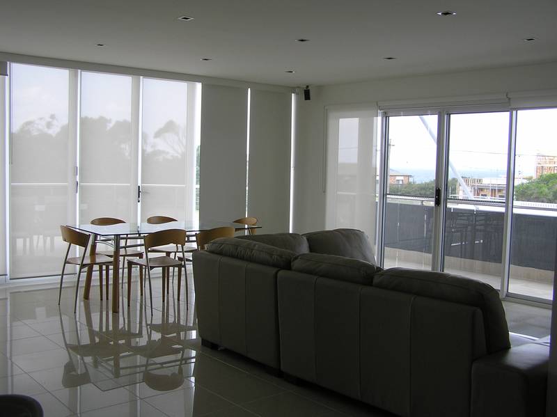 LUXURIOUS BEACH SIDE APARTMENT Picture 3