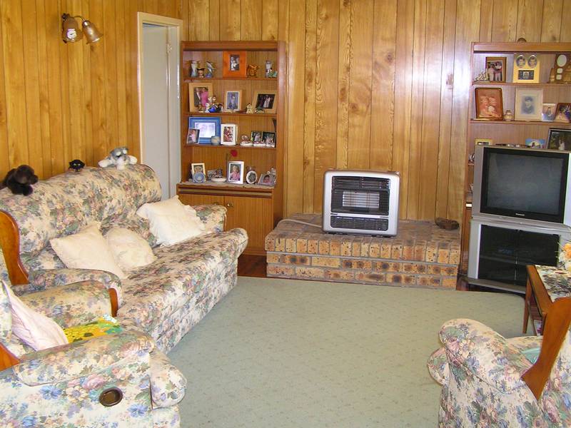 JUST ONE HOUSE FROM BEACH ACCESS Picture 2