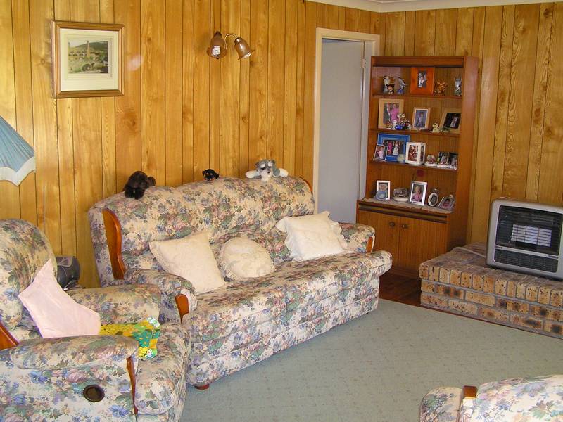 JUST ONE HOUSE FROM BEACH ACCESS Picture 3