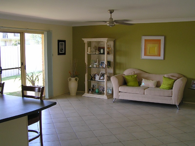 BESIDE THE SEA Picture 3