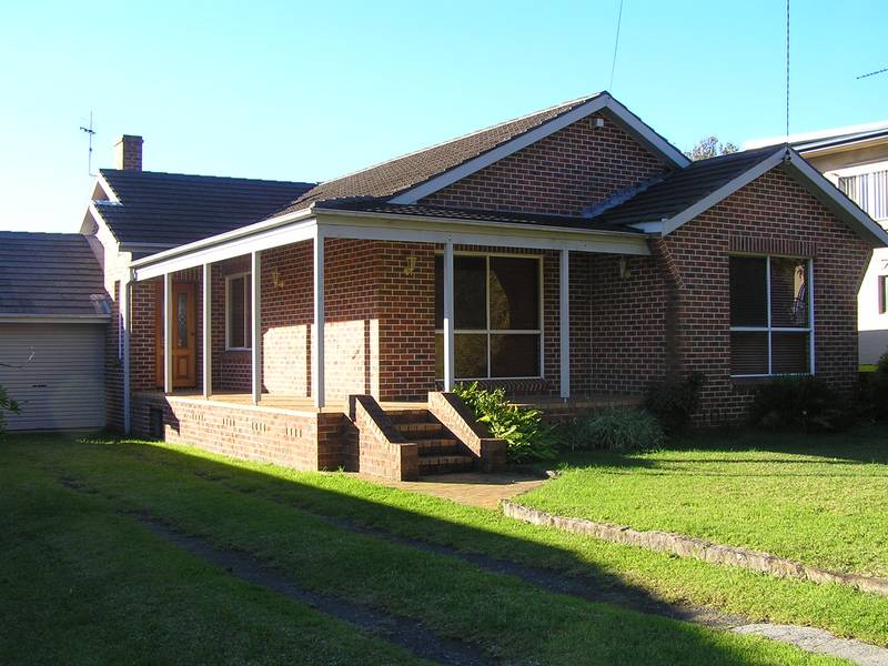 TWO MINUTE WALK TO THE BEACH Picture 1