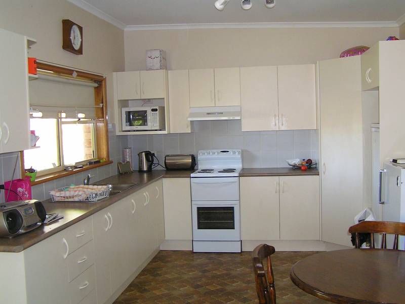 GREAT CENTRAL LOCATION Picture 3