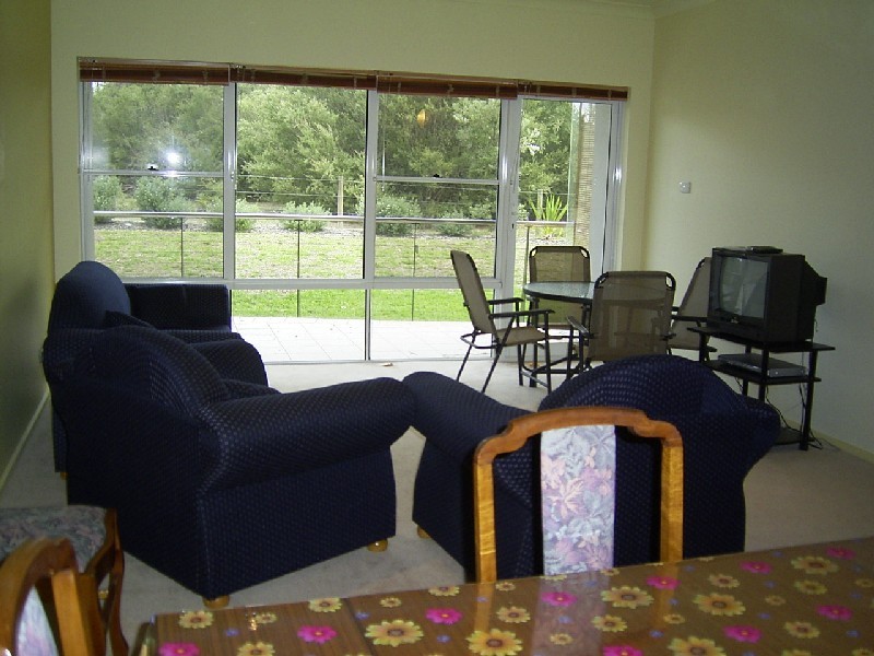 BAY SIDE LIVING AT AN AFFORDABLE PRICE Picture 2