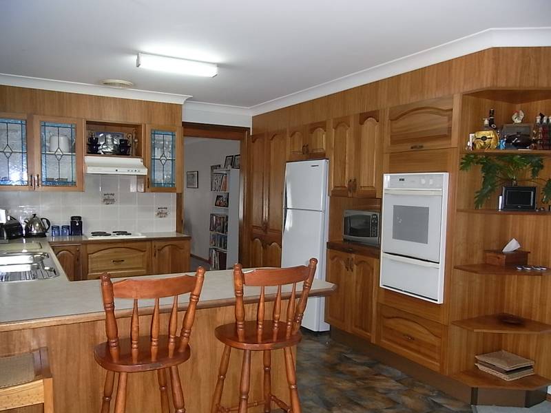 STYLISH FAMILY HOME Picture 3