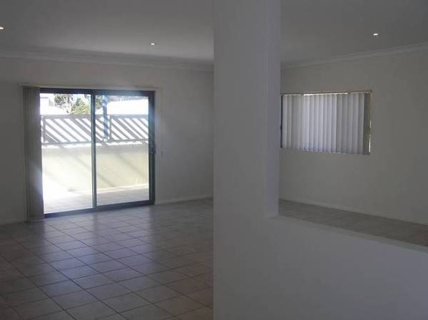 MODERN APARTMENT BUILT ON A GRAND SCALE Picture 3