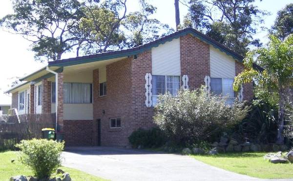 Family Home Adjoining Bush Reserve Picture 1