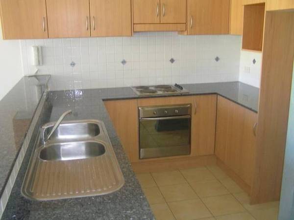 STUNNING TOWN HOUSE ON THE BEACH FRONT RESERVE Picture 2