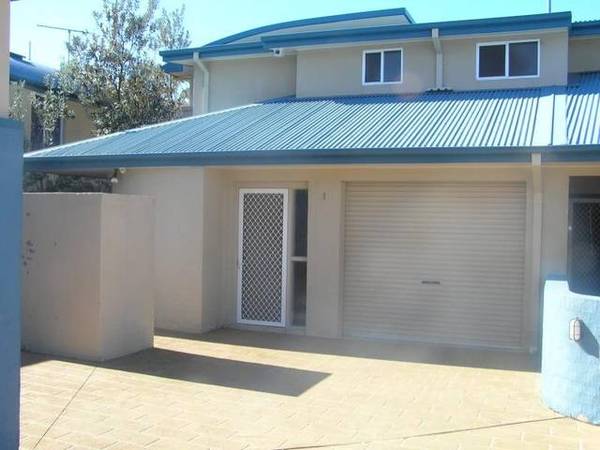 STUNNING TOWN HOUSE ON THE BEACH FRONT RESERVE Picture 1