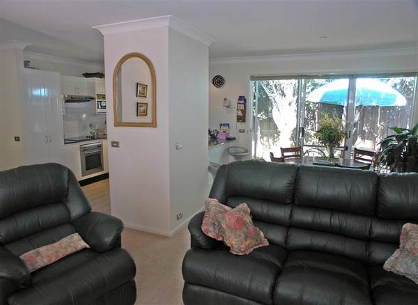 PRIVATE SINGLE LEVEL VILLA Picture 2