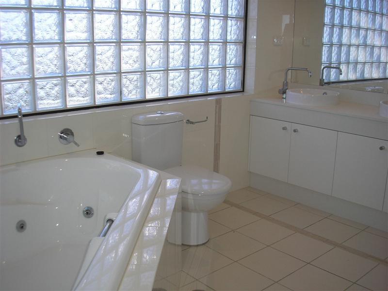 STUNNING TOWNHOUSE Picture 2