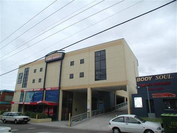 MODERN GROUND LEVEL INDUSTRIAL UNIT Picture 2