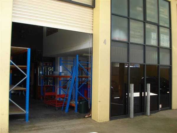 MODERN GROUND LEVEL INDUSTRIAL UNIT Picture 3