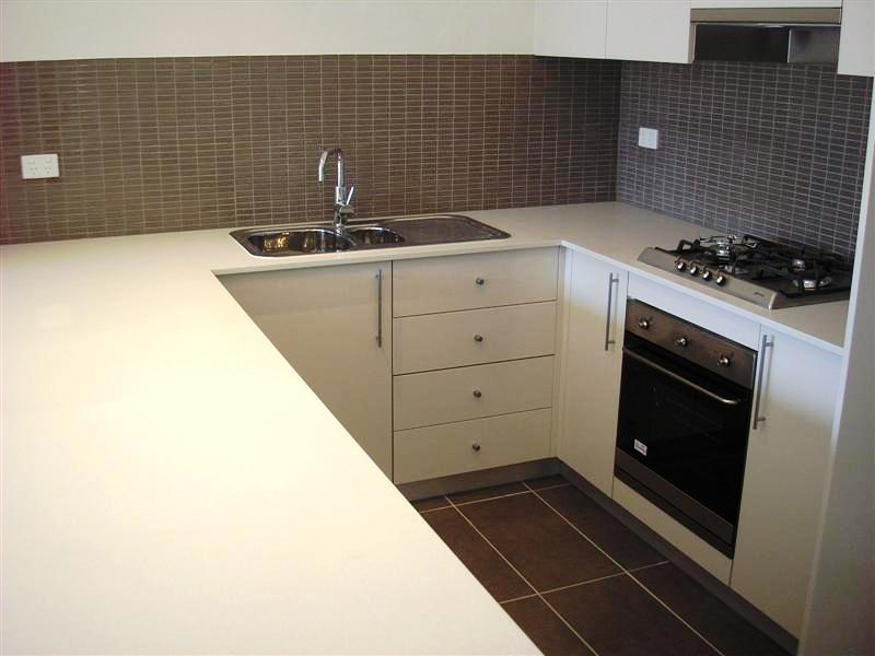 MODERN 1 BEDROOM APARTMENT Picture 2