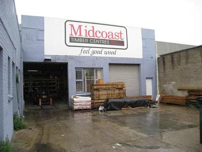 OLDER STYLE INDUSTRIAL BUILDING WITH HARDSTAND Picture