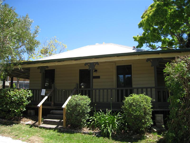 ADJOINING COTTAGES IN MONA VALE CENTRE Picture 3