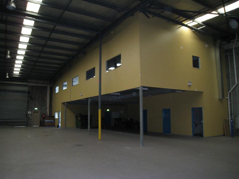 LARGE FUNCTIONAL INDUSTRIAL UNIT Picture 1