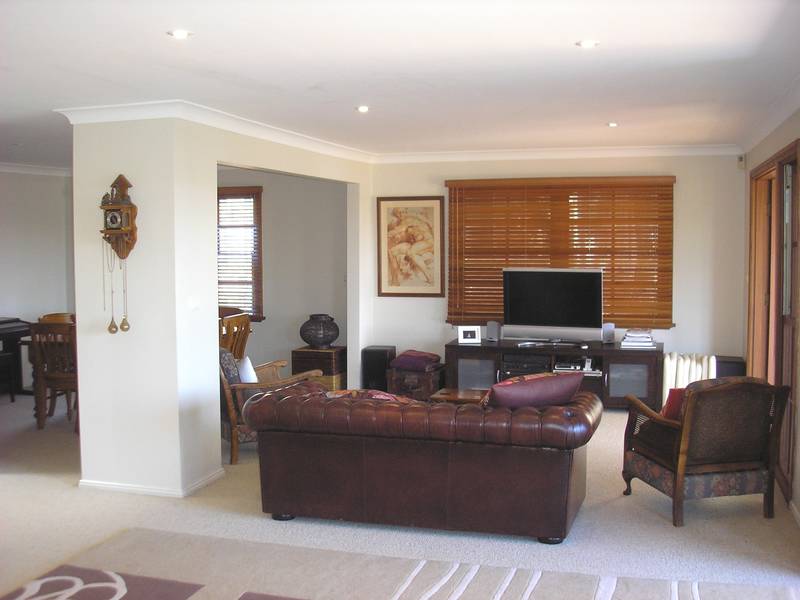 SPACIOUS FAMILY HOME WITH THE LOT!!!!! Picture