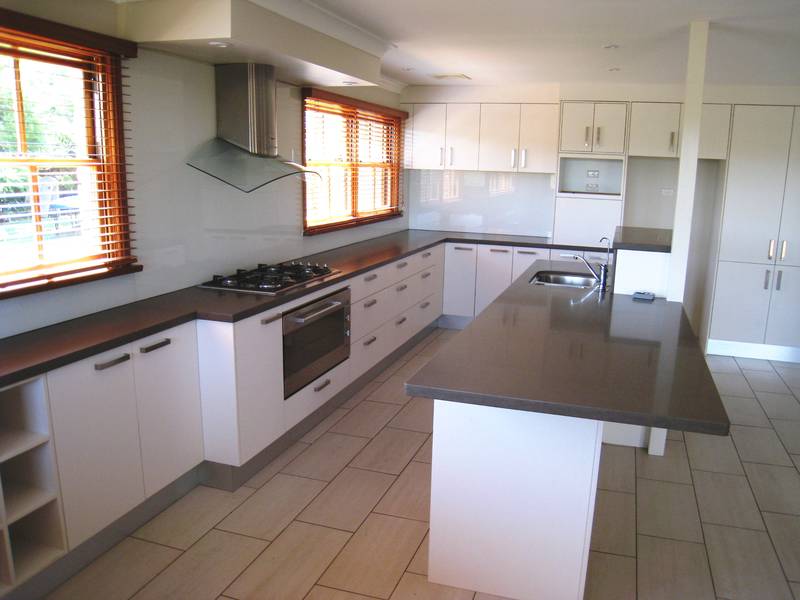 SPACIOUS FAMILY HOME WITH THE LOT!!!!! Picture