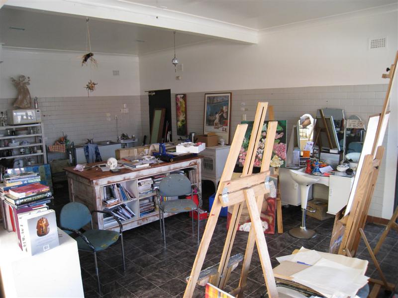 GREAT LOCATION FOR CAFE OR RETAIL SHOP Picture 3