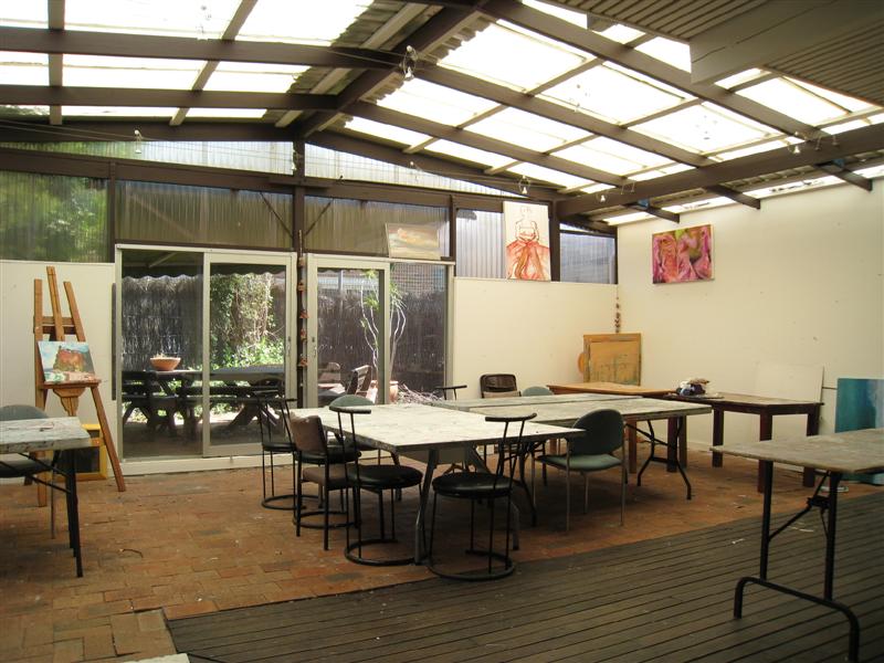 GREAT LOCATION FOR CAFE OR RETAIL SHOP Picture 2