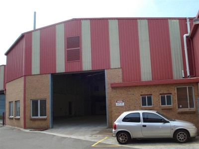 LARGE FUNCTIONAL OLDER STYLE WAREHOUSE Picture