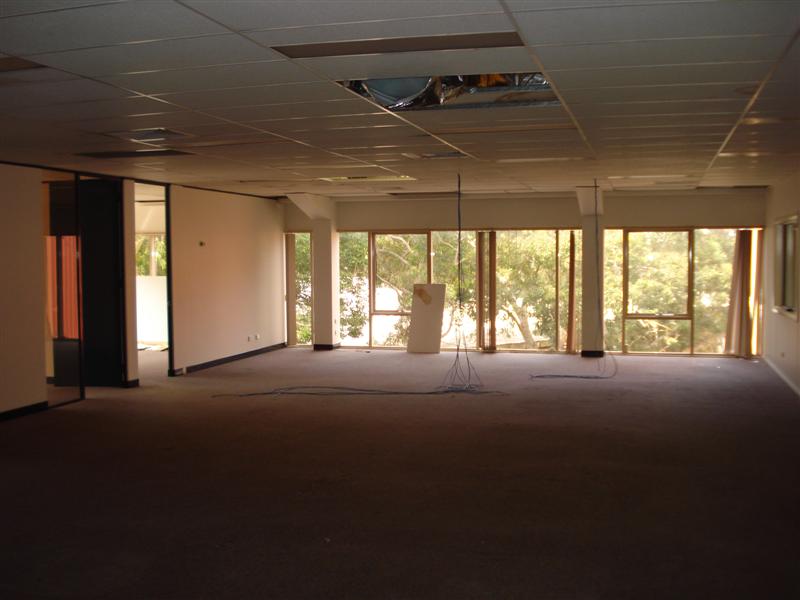 LARGE FUNCTIONAL OLDER STYLE WAREHOUSE Picture 3