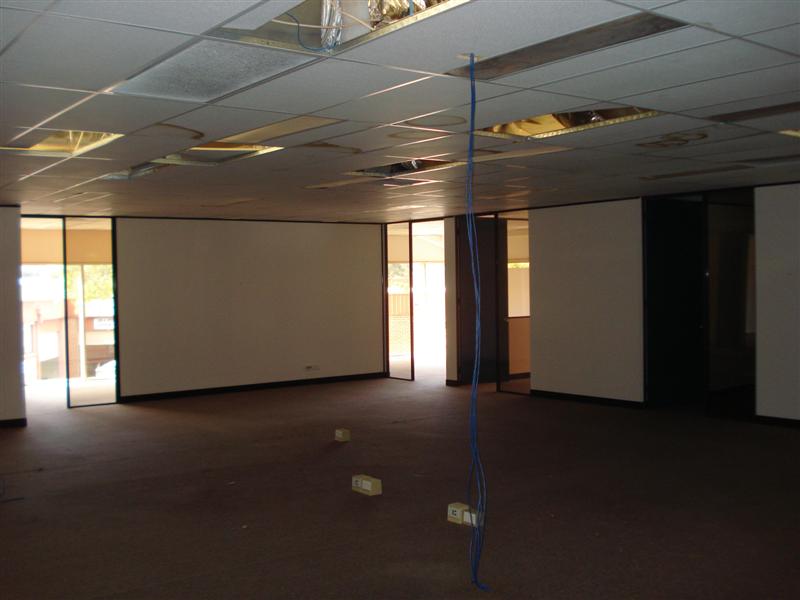 LARGE FUNCTIONAL OLDER STYLE WAREHOUSE Picture 3