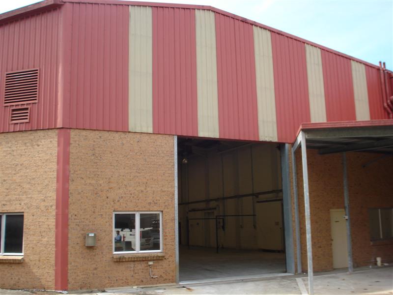 LARGE FUNCTIONAL OLDER STYLE WAREHOUSE Picture 1