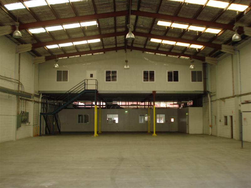 LARGE FUNCTIONAL OLDER STYLE WAREHOUSE Picture 2