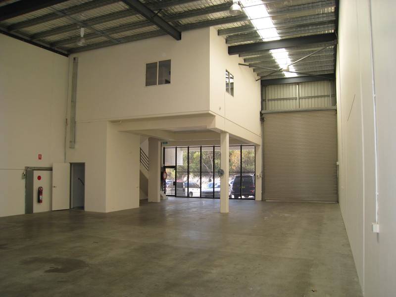 SUPERB INDUSTRIAL UNIT WITH VIEWS AND GREAT NATURAL LIGHT Picture 3