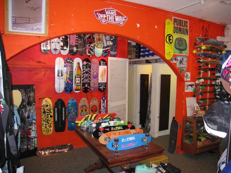 Centrally Located Retail Shop Picture 3