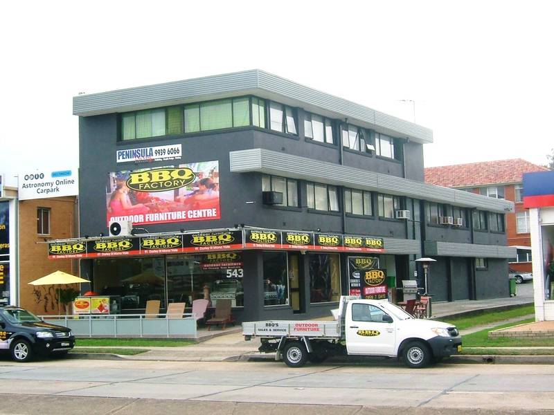 PRIME POSITION SHOWROOM WITH HIGH TRAFFIC EXPOSURE Picture 1