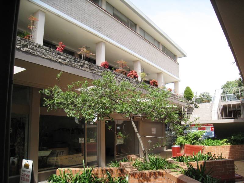 WELL PRESENTED OFFICE Picture 2