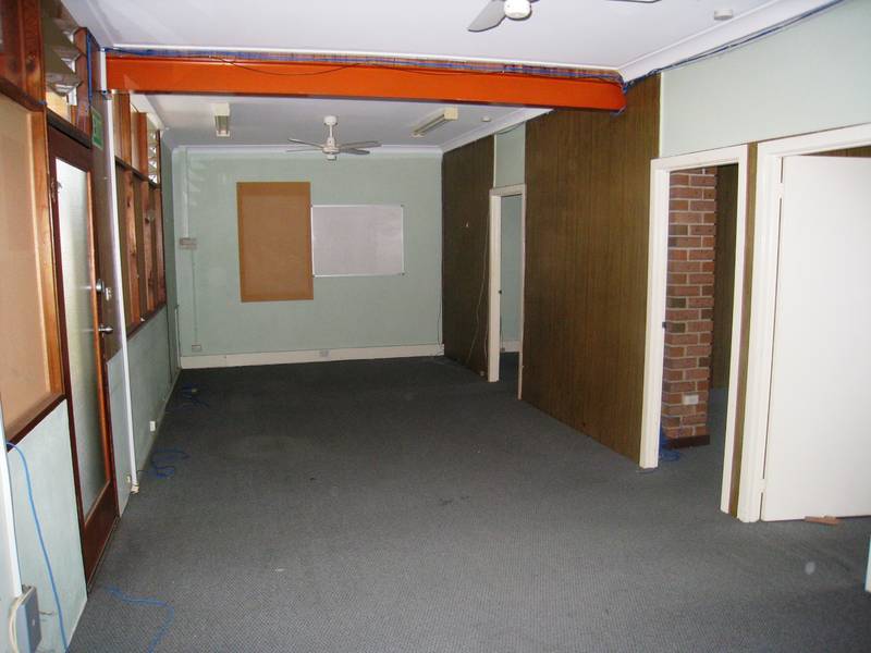 VARIOUS WELL POSITIONED COMMERCIAL OFFICE SUITES Picture 3