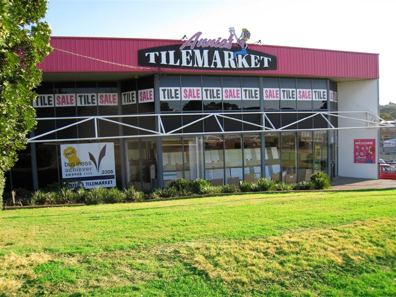 Versatile Commercial Showroom in Main Road Location Picture 1