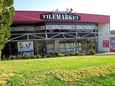 Versatile Commercial Showroom in Main Road Location Picture Versatile Commercial Showroom in Main Road Location Picture